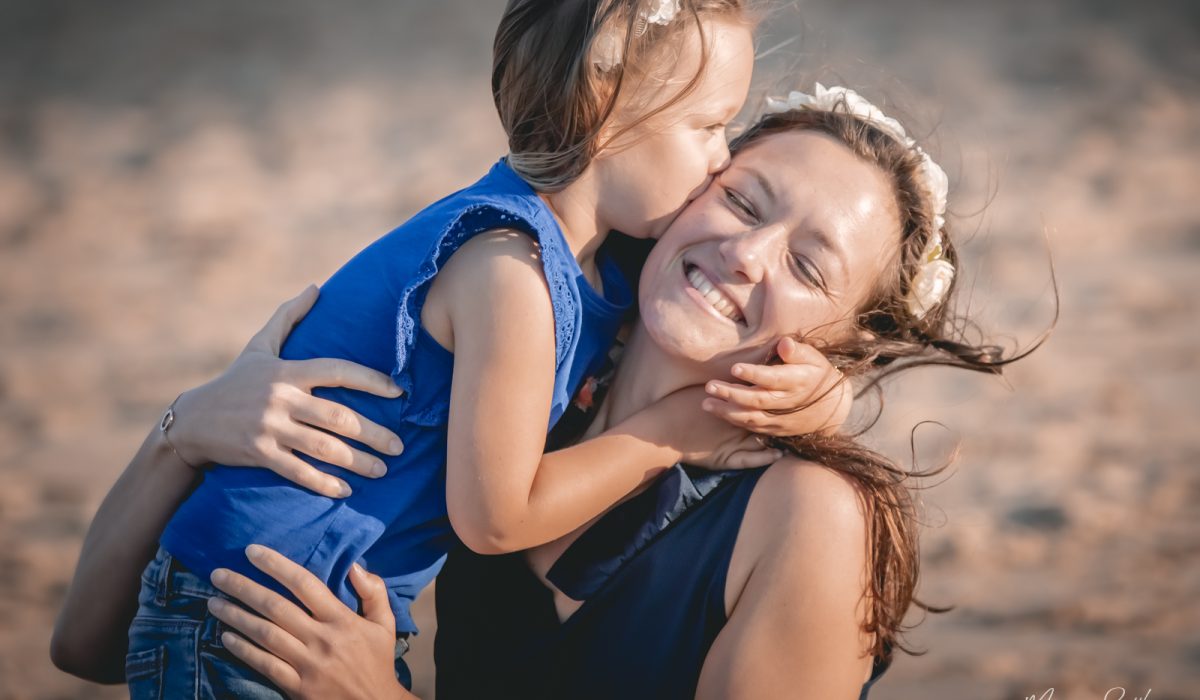 bisous maman et sa fille à la plage en Ille et Vilaine
