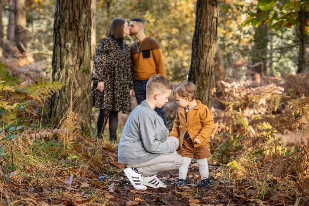 photo d'enfants et de leur parent en forêt en Ille et Vilaine