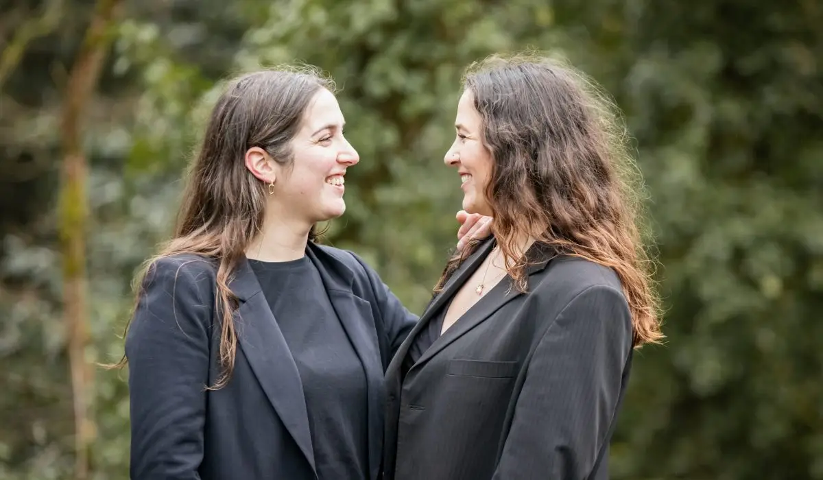 photo d'un regard complice entre deux soeurs en Ille et Vilaine
