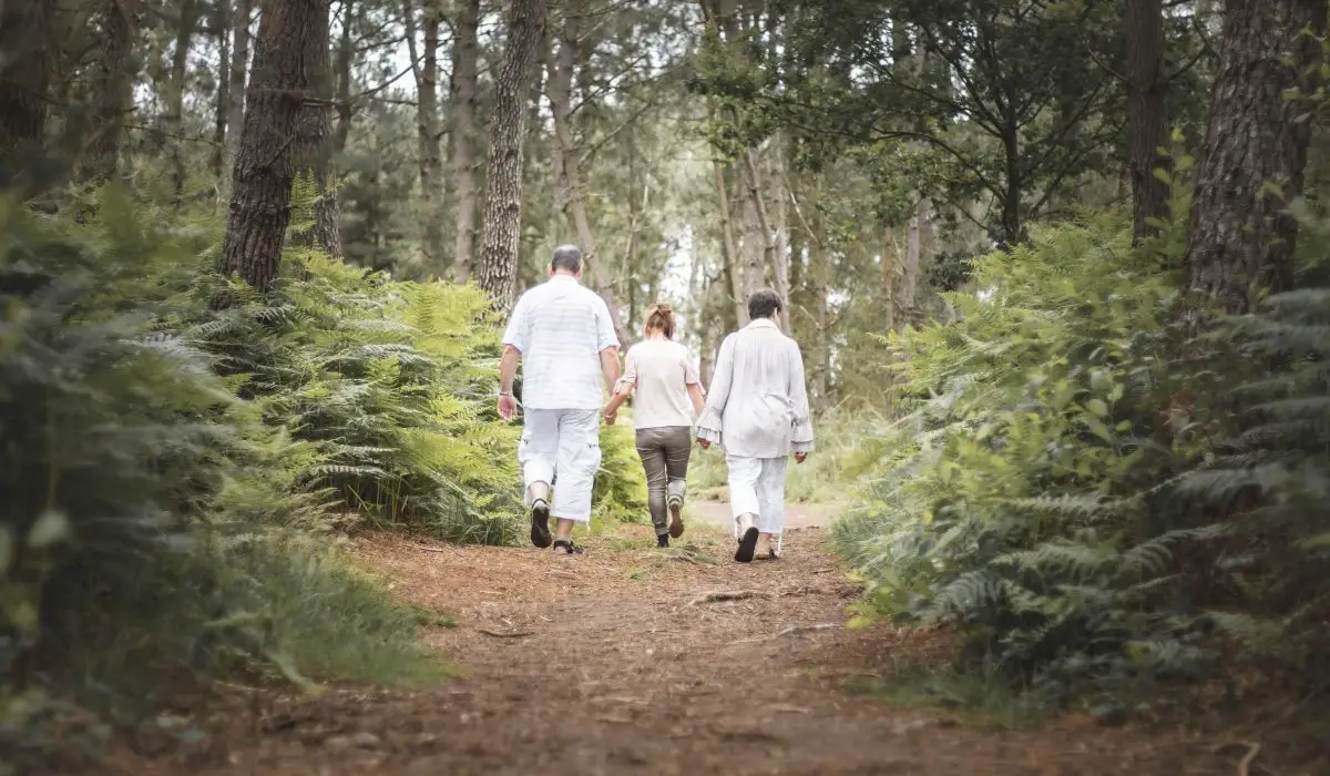 photo d'une famille de dos en forêt en Ille et Vilaine